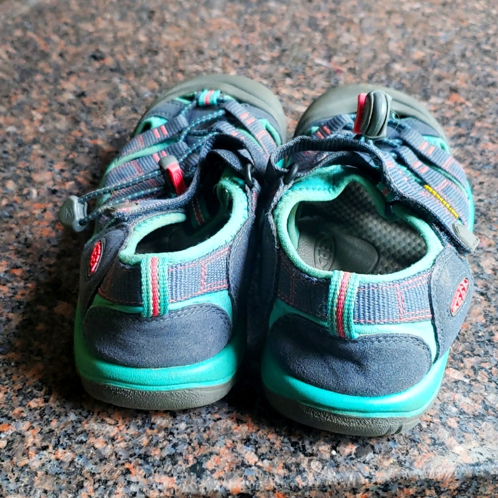 Keen size 4 Newport H2 waterproof sandels